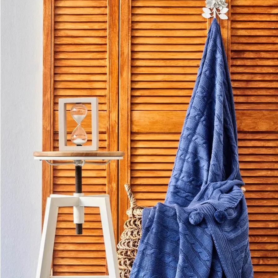 Karaca Home gestrickte Bommel Decke blau