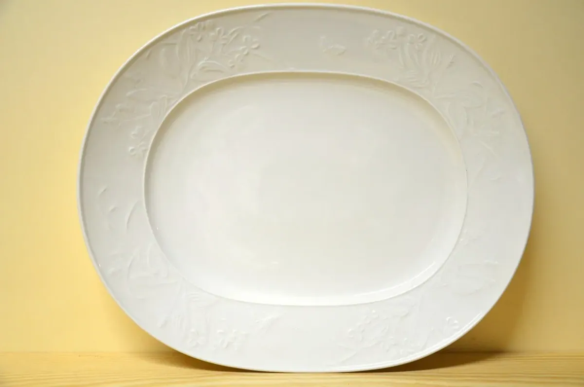 KPM Feldblumenrelief auf Bord Platte oval