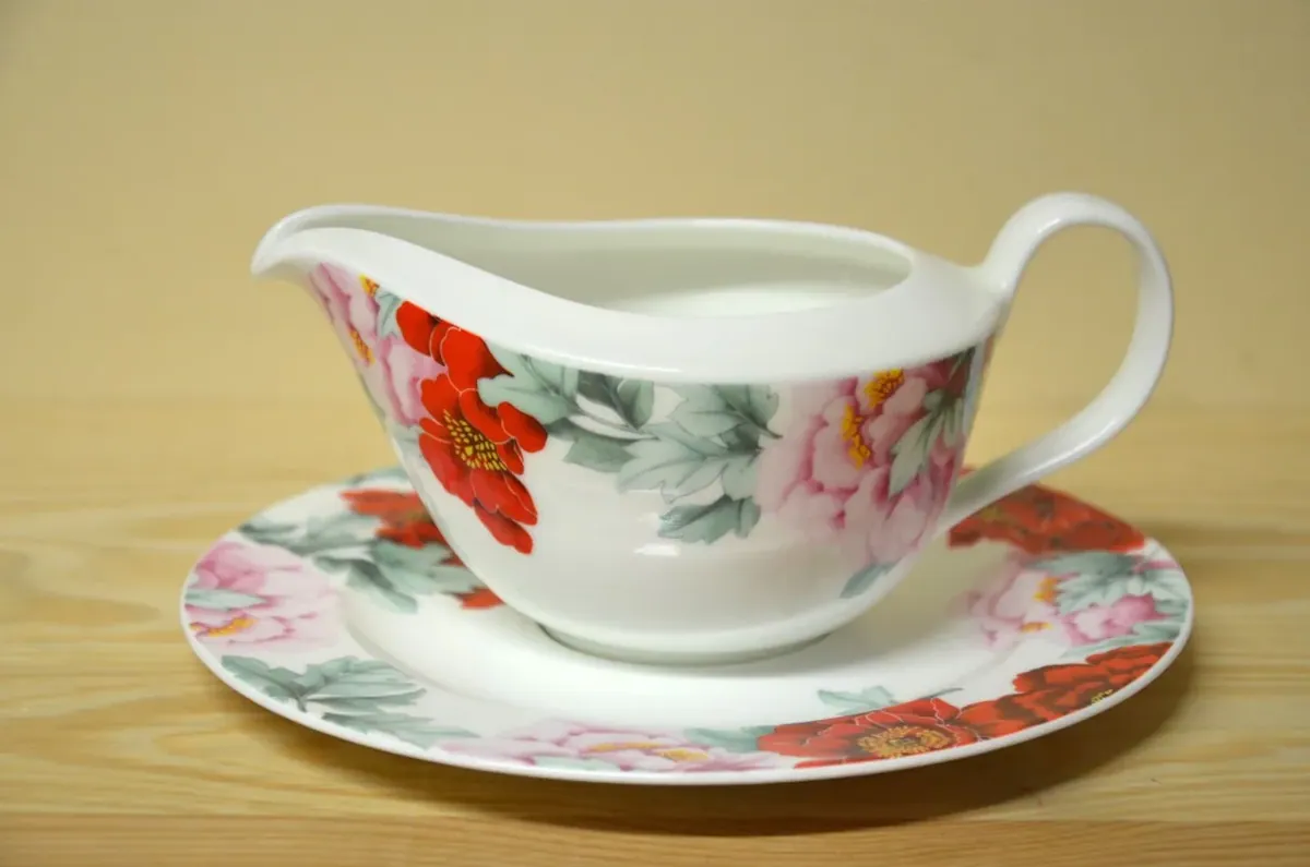 Hutschenreuther Scarlet Sauciere mit Untere