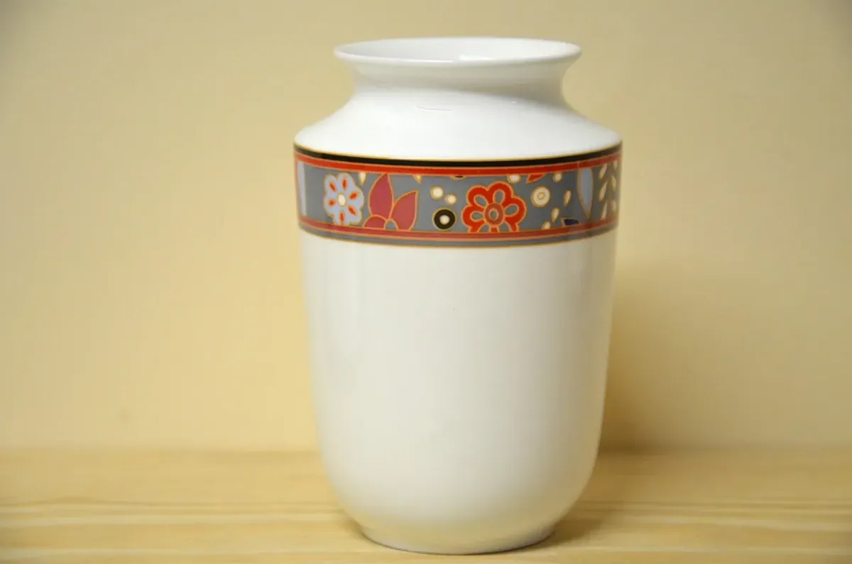 Hutschenreuther Camaro Vase
