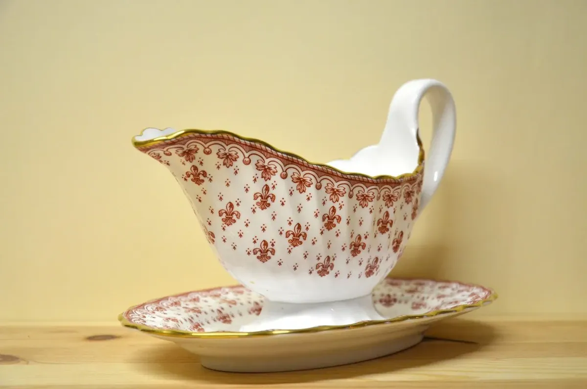 Spode Fleur de Lys red Sauciere