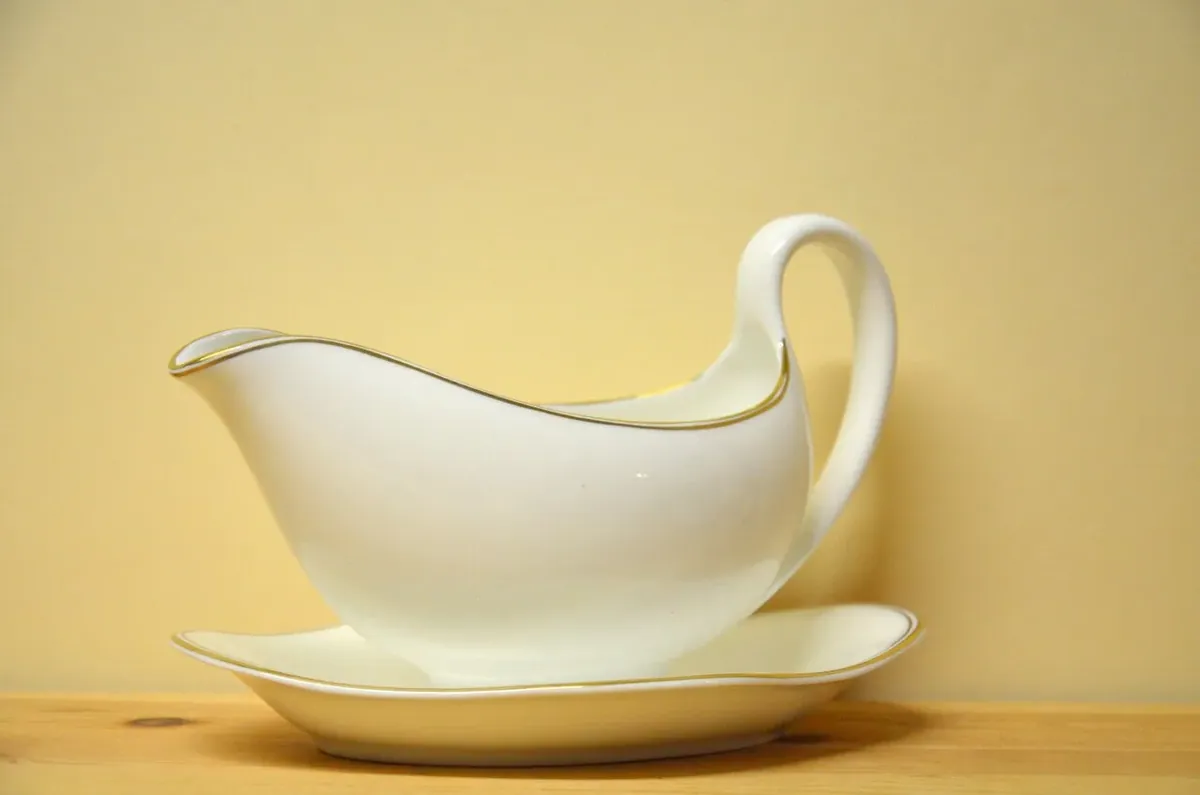 Wedgwood Gold Doric Sauciere 2-Teilig