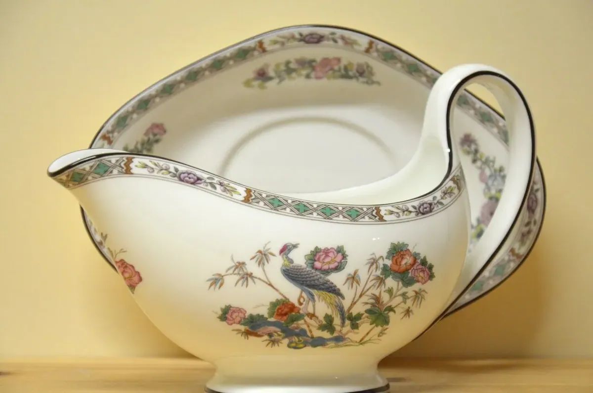 Wedgwood Kutani Crane Sauciere mit Untere