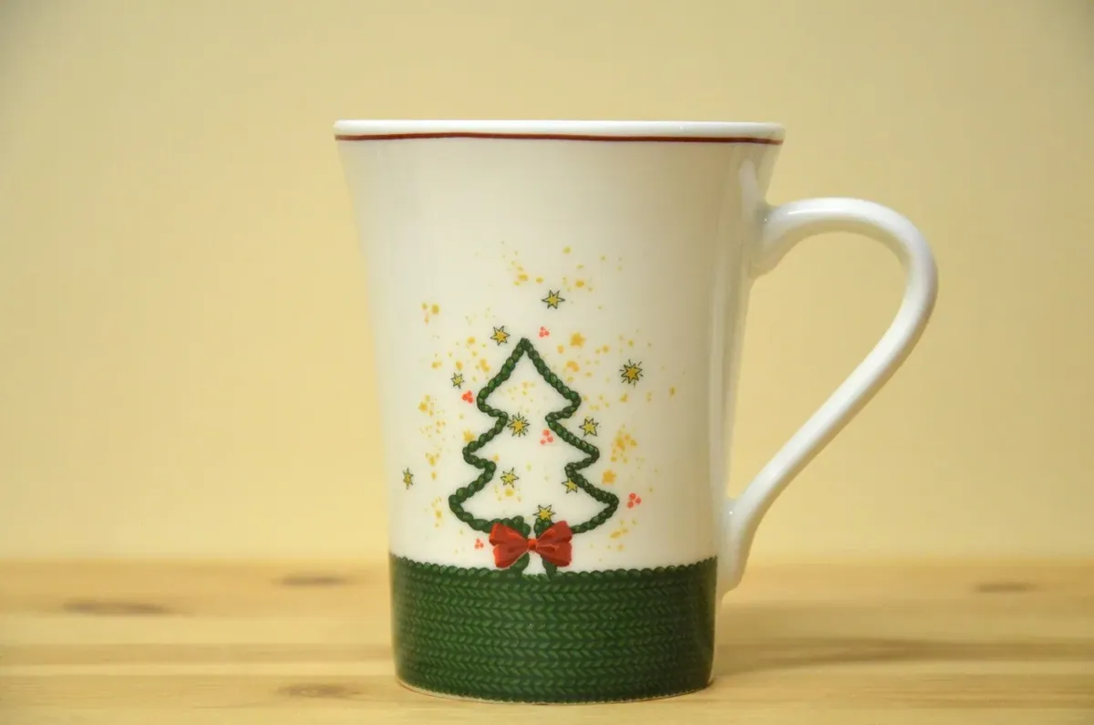 Hutschenreuther Nora Becher mit Henkel Dekor Weihnachtsbaum NEU