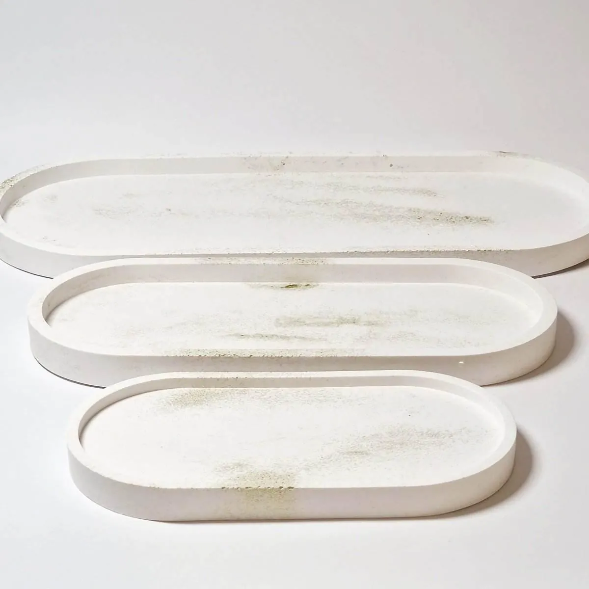 Handgegossenes ovales Tablett aus Gips (drei Größen)