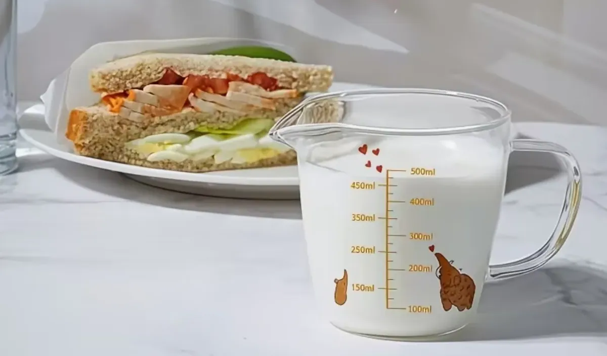 Glas-Messbecher mit Carton-Milch-Design - 500ml