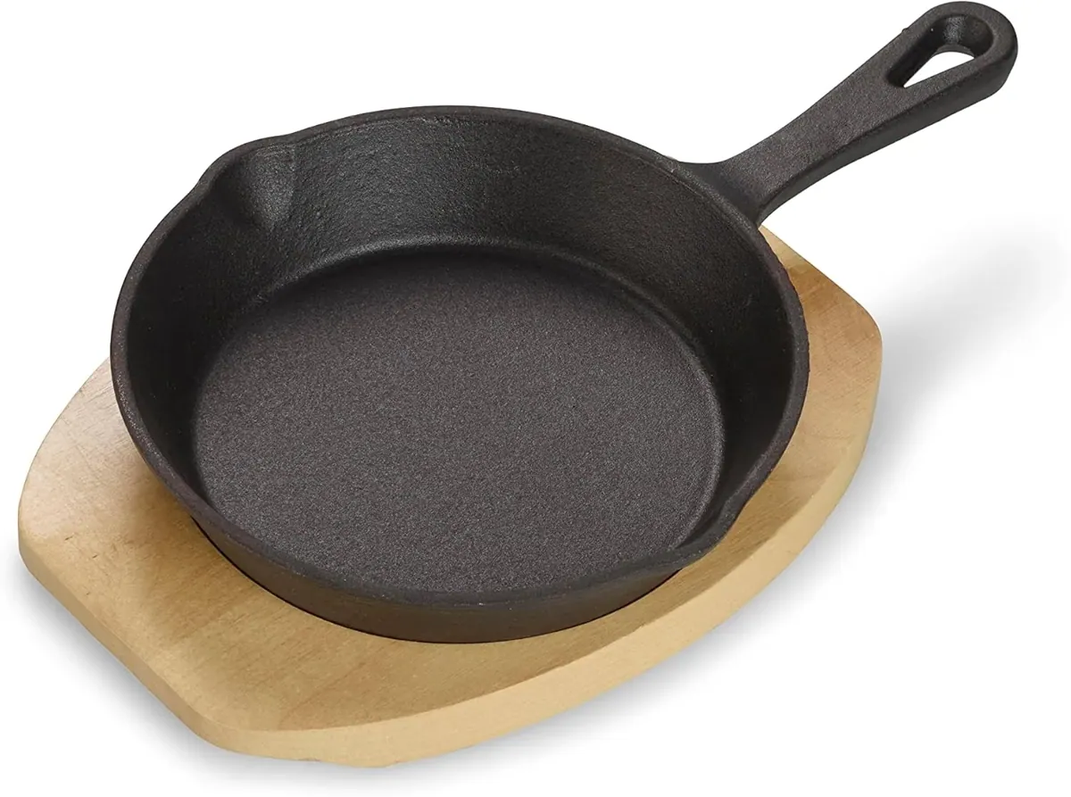 Servierpfanne aus Gusseisen, Mini Pfännchen mit Servierbrett, Bereits eingebrannt, Ø 15.8 cm
