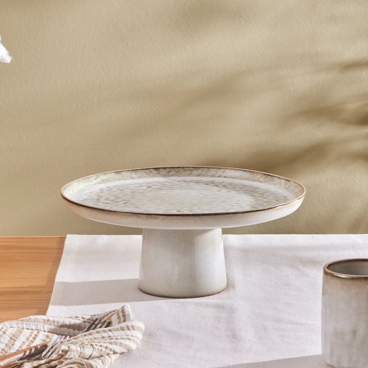 Karaca Rixton Keramische Tortenplatte, 30,5 cm, Beige