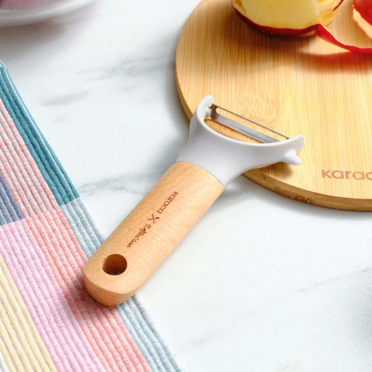 Karaca x Refika Gadgets Seitenschäler mit Holzgriff