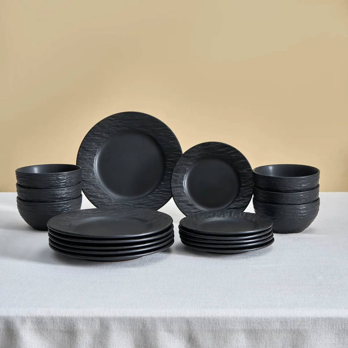 Karaca Solem Embossed 18-teiliges Steinzeug-Tafelservice für 6 Personen, Schwarz