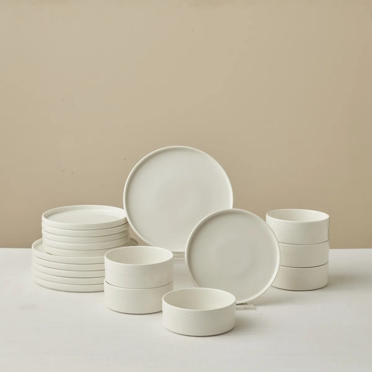 Karaca Salvare Diamond 18-teiliges Bone China-Geschirrset für 6 Personen, weiß