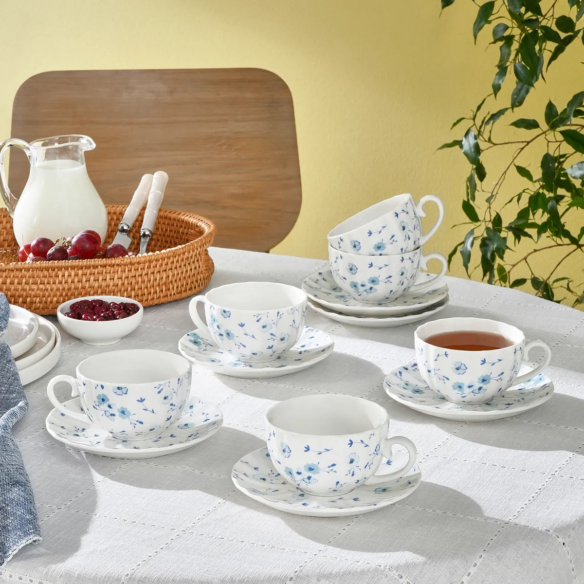 Karaca Blossom Bone-China Teetassen- und Untertassen-Set, 12-teilig, für 6 Personen, 220 ml, Blau