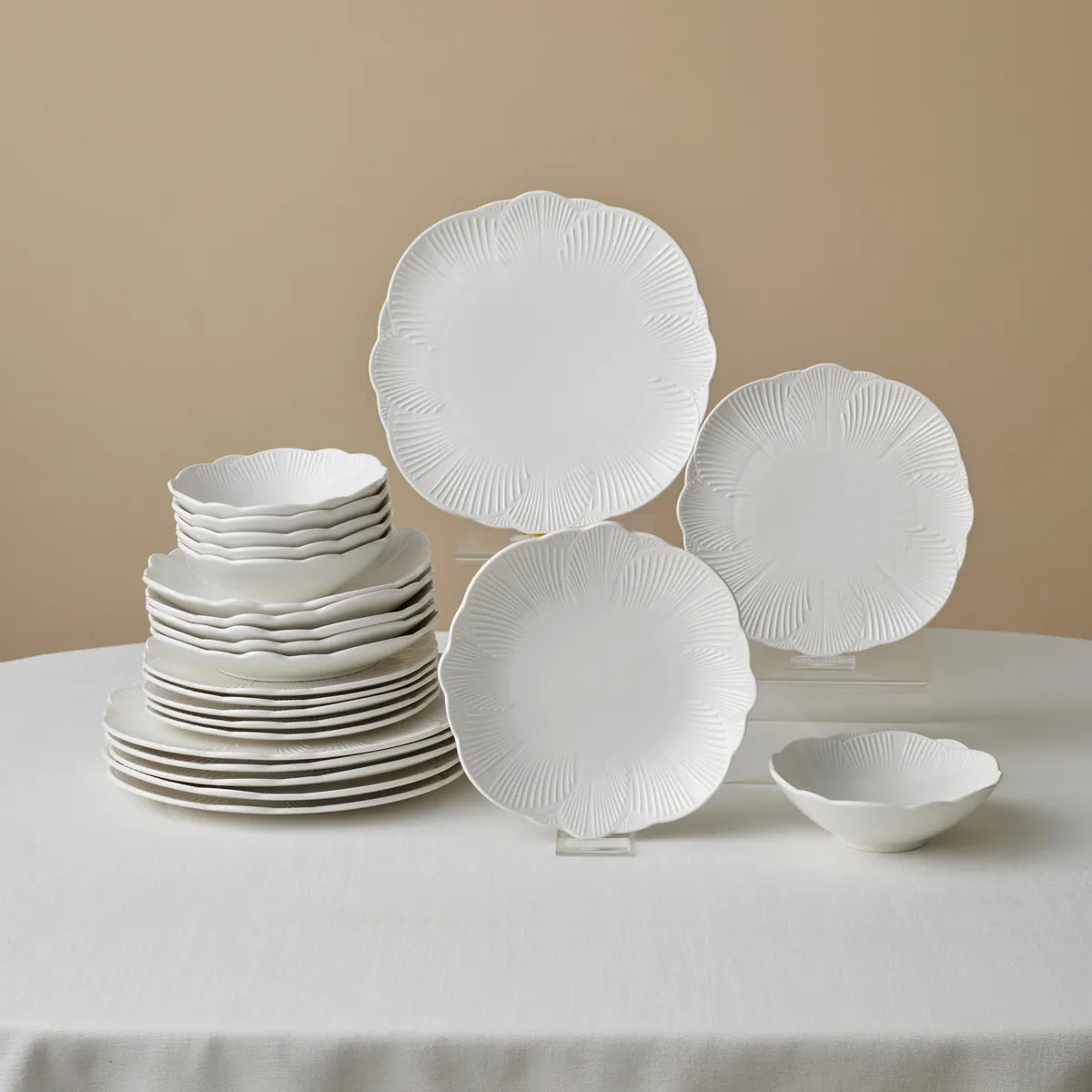 Karaca Bloom 24-teiliges Bone China Tafelservice für 6 Personen, Weiß