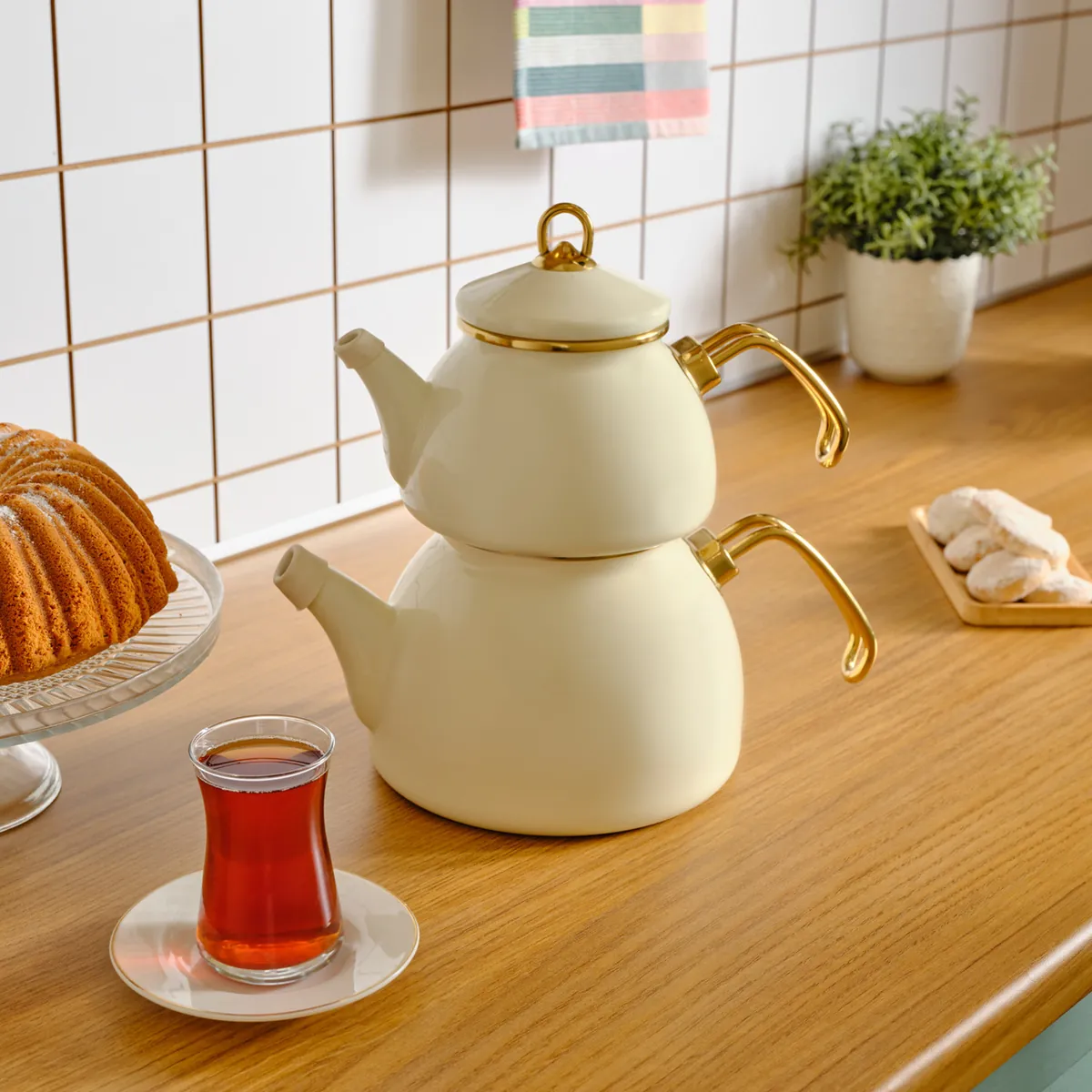 Karaca Retro Emaille-Creme-Teekanne