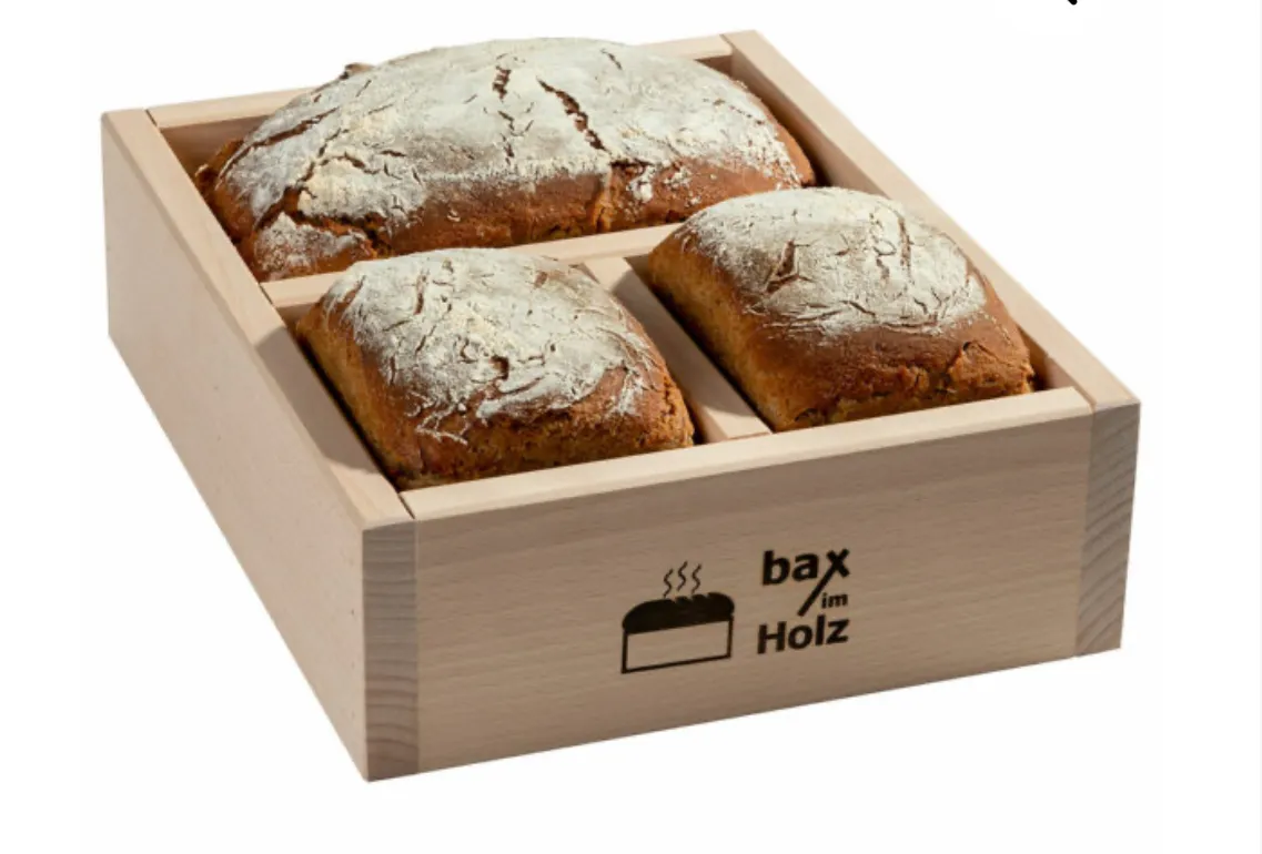 Der Bax im Holz-Holz-Backrahmen „doppelt“ aus naturbelassenem, massivem Buchenholz.