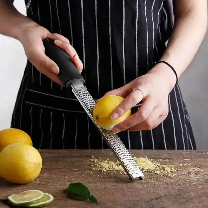 Multifunktionale Edelstahl Küchenreibe - für Käse, Schokolade und Obst