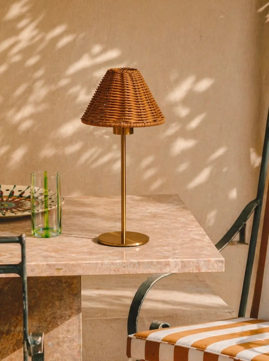 Luma Riva Akku Tischlampe aus Rattan – Kabellose LED Lampe mit Touch Dimmer – Mediterranes Lichtdesign