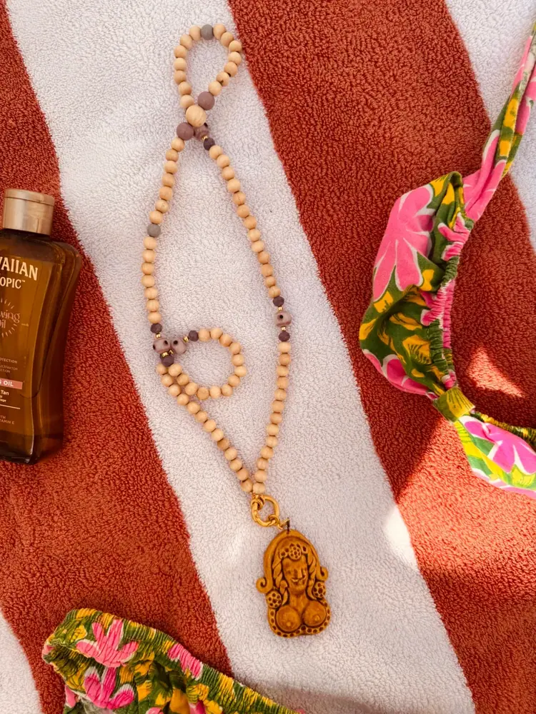 Mrs. Riviera's handgemachte und einzigartige Halskette mit Keramik Anhänger „Uomo con le tette“