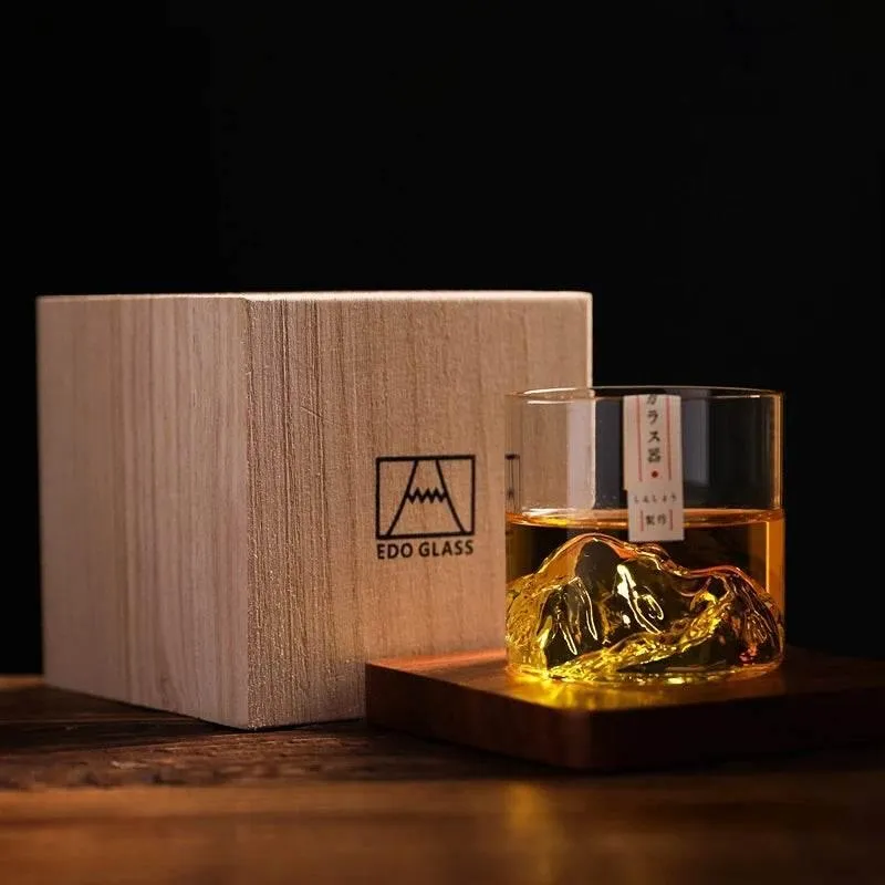Japanisches Trinkglas mit 3D Berg - Elegantes Geschenkset mit Holzbox