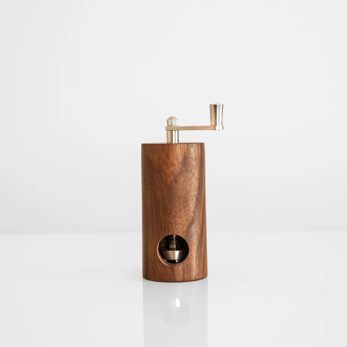 handgefertigte Muskatnussmühle aus Eiche und Nussbaum