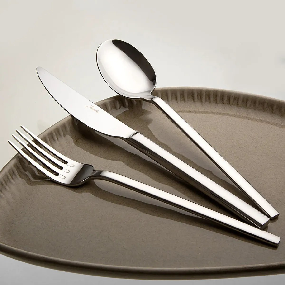 Jumbo 8100 Tafelbesteck- Set aus Gabel Löffel Messer 84- teilig für 12 - Personen mit Box