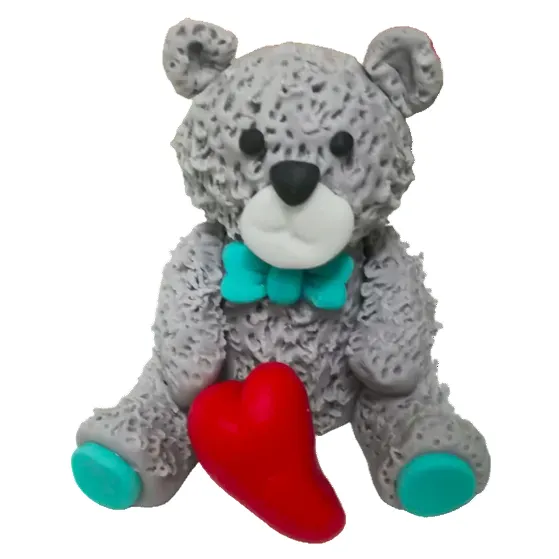 Knuddelbär mit Herz modelliert